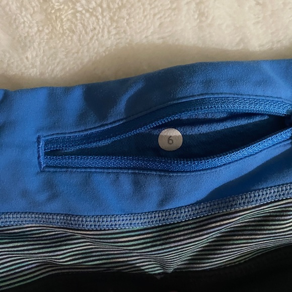 Lululemon run a marathon crop, color black / blue multi,Material power luxtreme - Picture 10 of 12